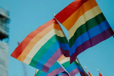 Milijonus žiūrovų ir klausytojų sutraukianti BBC laida „Pasaulio klausimai“ neseniai lankėsi Lietuvoje: milijonai išgirdo kokia yra tikroji LGBTQ+ padėtis