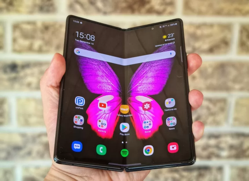 Sulenkiamą „Galaxy Z Fold2“ jau galima įsigyti Lietuvos parduotuvėse: sužinokite kainą
