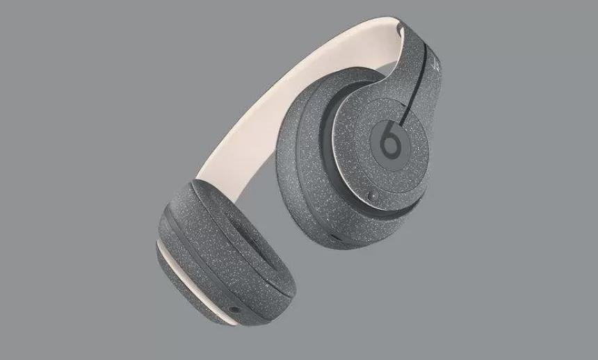 „Apple“ pristatė atnaujintas „Beats Studio3“ ausines: išskirtiniu dizainu pasirūpino populiari mados kompanija