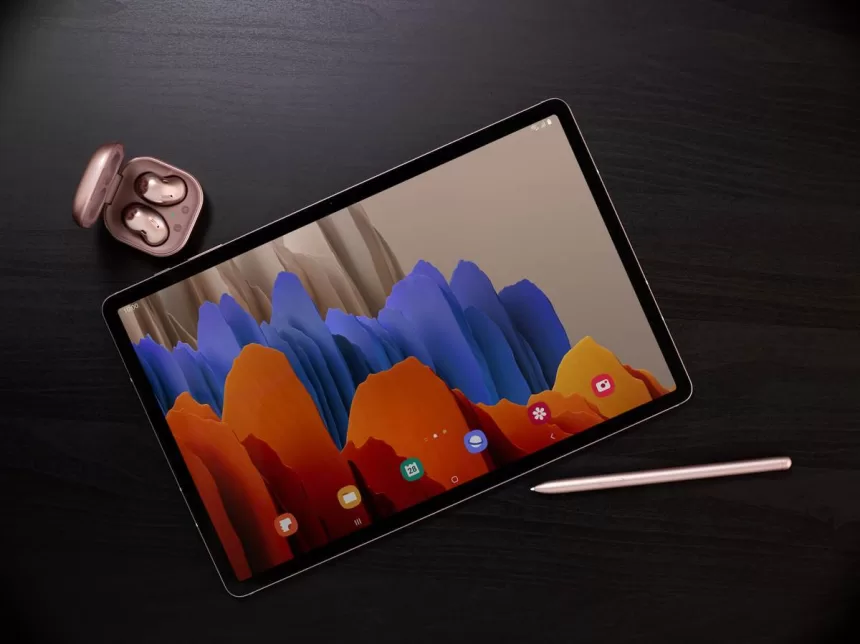 Nenusileidžia net ir kompiuteriams: pristatyta naujoji „Galaxy Tab S7“ planšetė