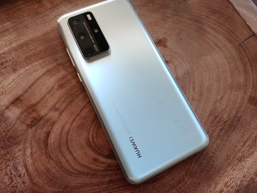 Nepaisant draudimų „Huawei P40“ telefonuose naudojami JAV bendrovių komponentai