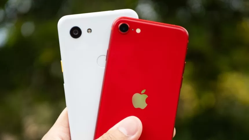 „iPhone” ar „Android” - kuris labiau patinka paaugliams? Tyrėjai turi atsakymą
