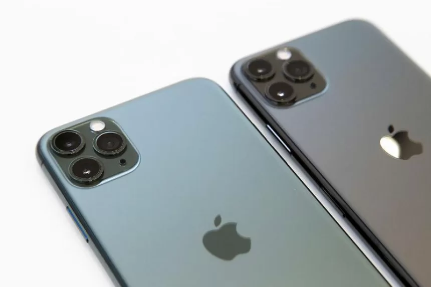 „Apple“ kitąmet planuoja parduoti kosminį kiekį „iPhone 12“ telefonų