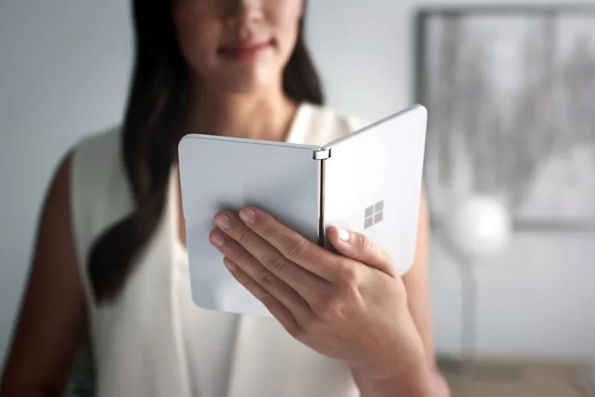 „Microsoft“ neketina pasiduoti: netrukus išvysime antrąjį „Surface Duo“ modelį