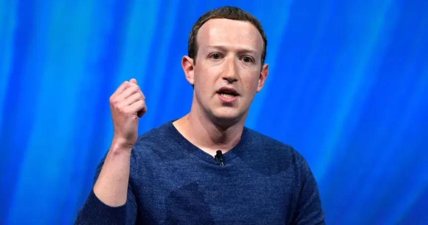Spjūvis į veidą vartotojams: „Facebook“ įkūrėjas naudoja konkurentų susirašinėjimo aplikaciją