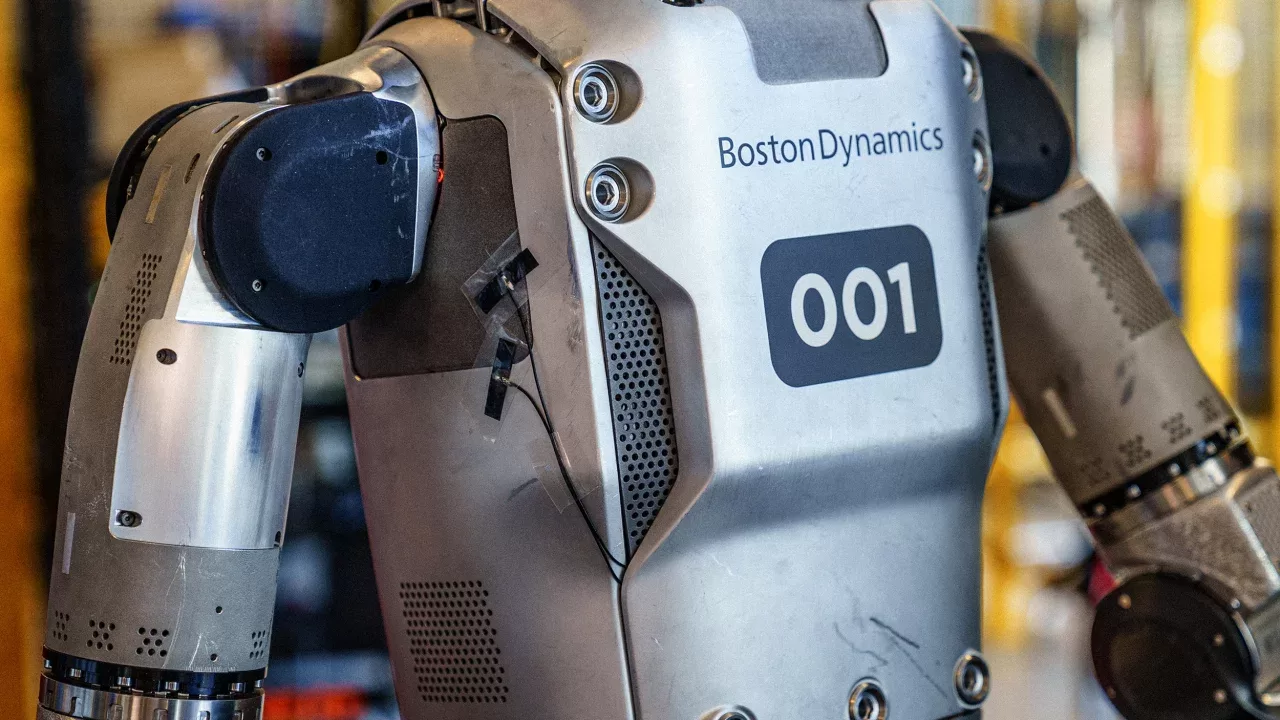 „Boston Dynamics“ atnaujino elektrinį robotą „Atlas“: akcentuojamos išskirtinės jo savybės, pateiktas ir šokiruojantis vaizdo įrašas