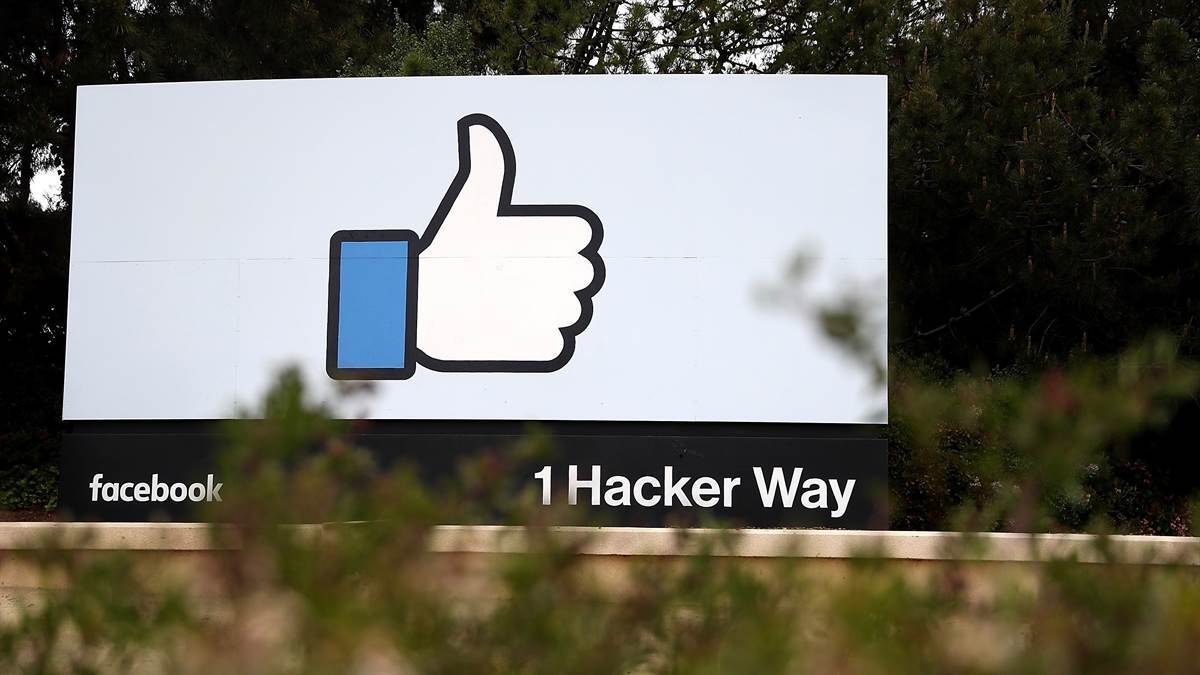 „Facebook” sukurtas taip, kad mus susargdintų, atskleidė buvęs kompanijos direktorius