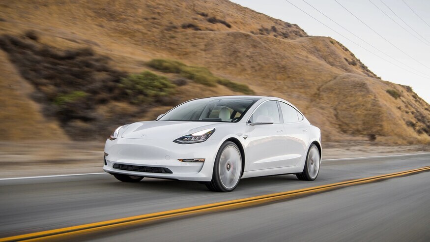 „Tesla” kelia purvinus batus ant stalo: akiplėšiškai pakėlė savo automobilių kainą