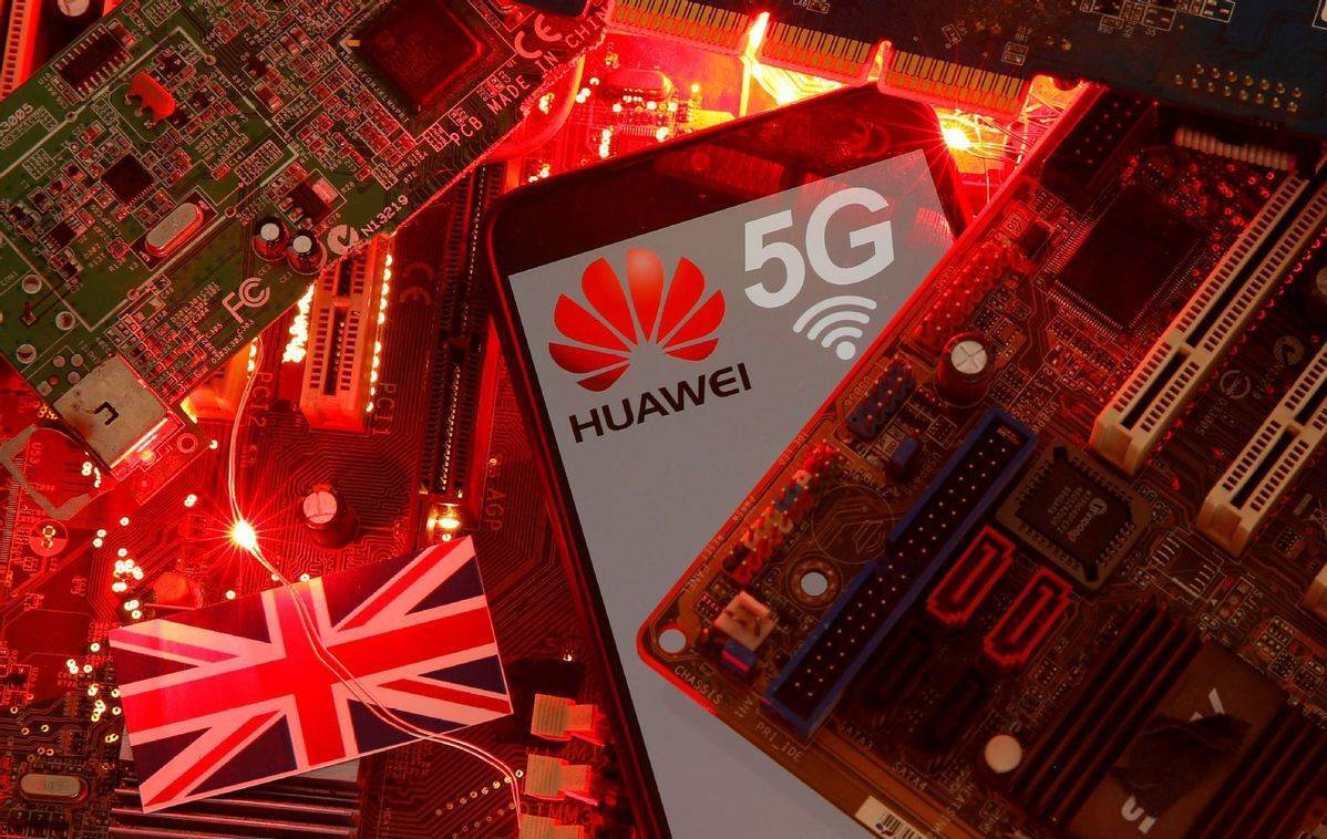 „Huawei” bando laimėti anglų palankumą neįprastu būdu: pasitelkė laikraščius