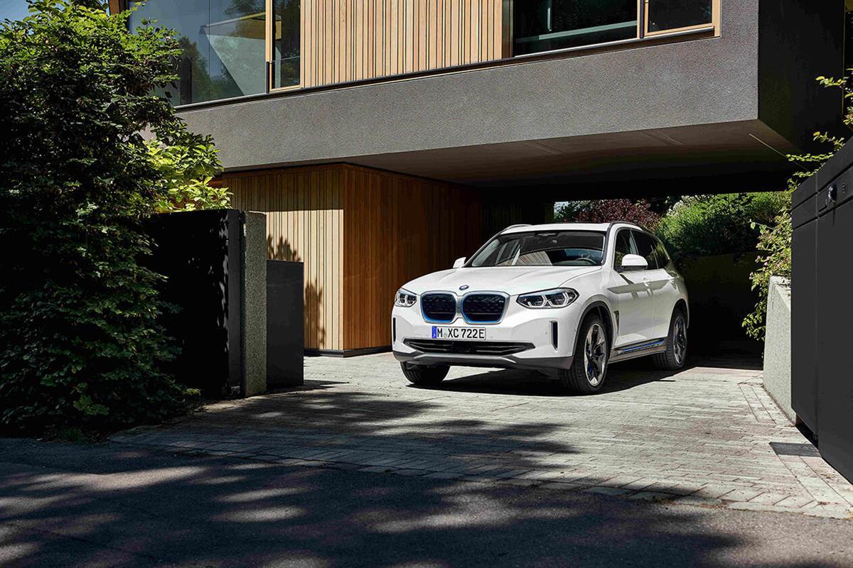 BMW turi didelių naujienų: pristatytas pirmasis gamintojo elektrinis visureigis