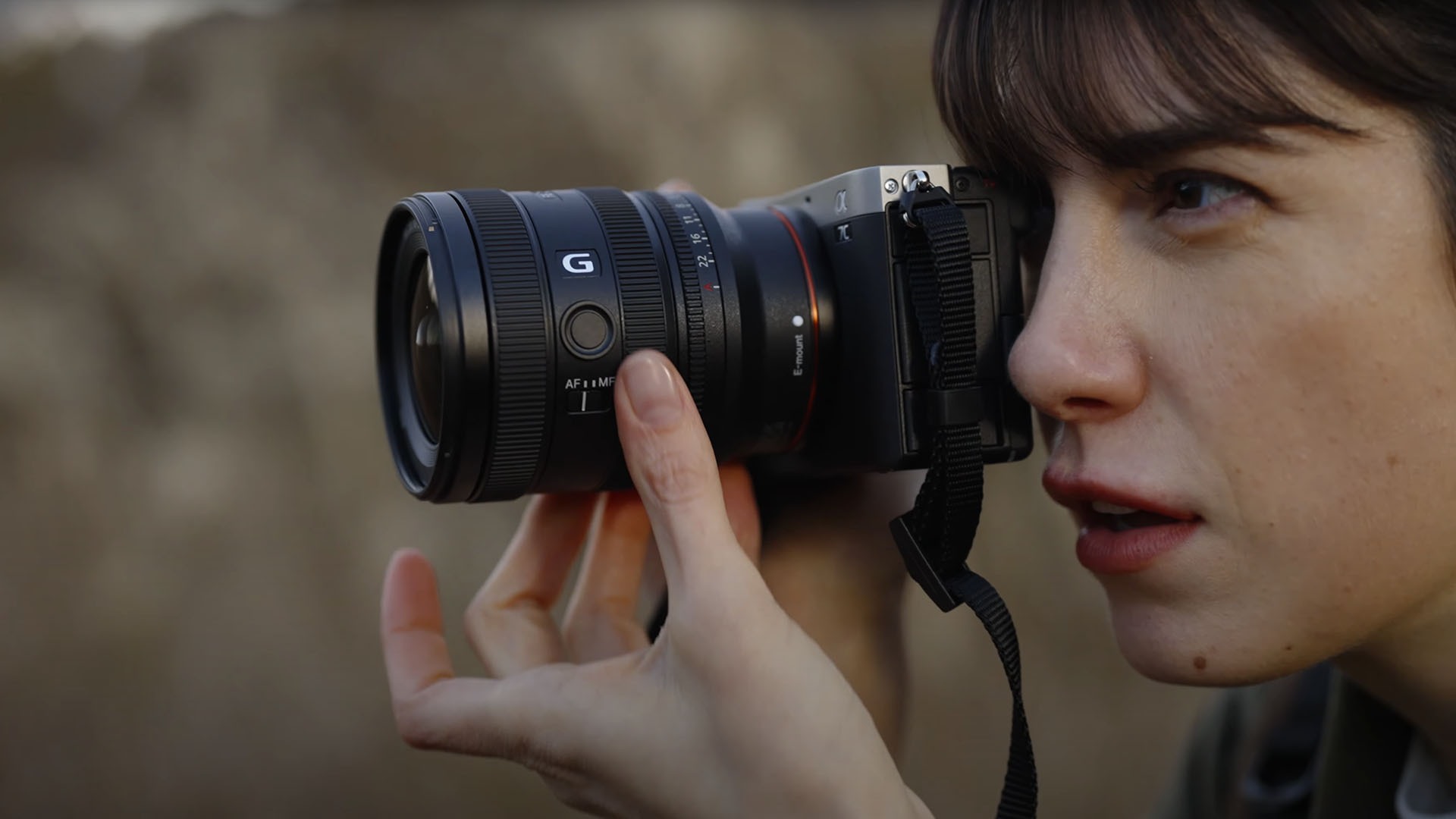 „Sony“ išleidžia plačios diafragmos, plačiakampį, priartinantį „G Lens™ FE 16-25mm F2.8 G“ objektyvą