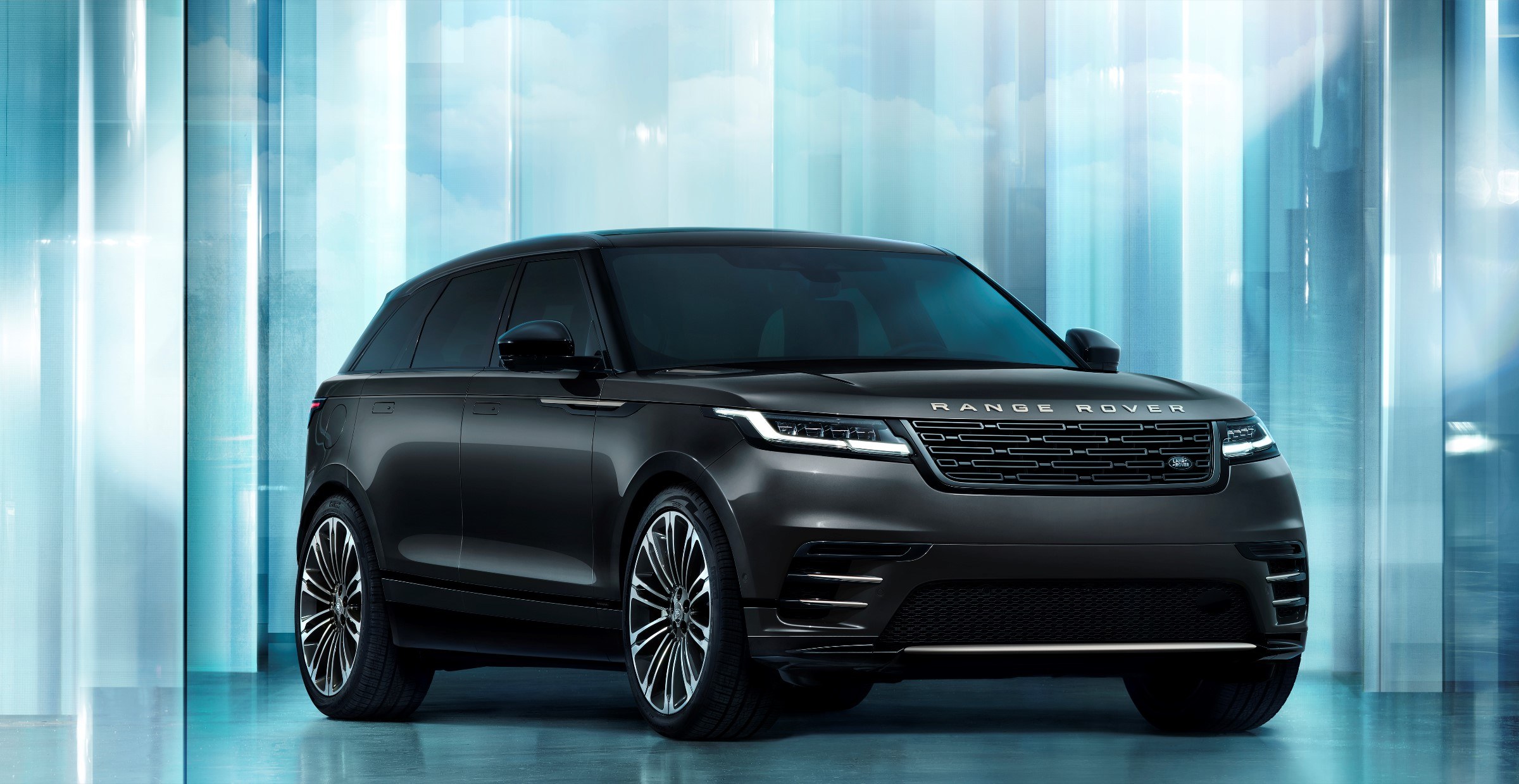 Pristatytas naujasis „Range Rover Velar“: išsiskiria naujausiomis technologijomis, modernesne išvaizda ir dar pažangesne pavara