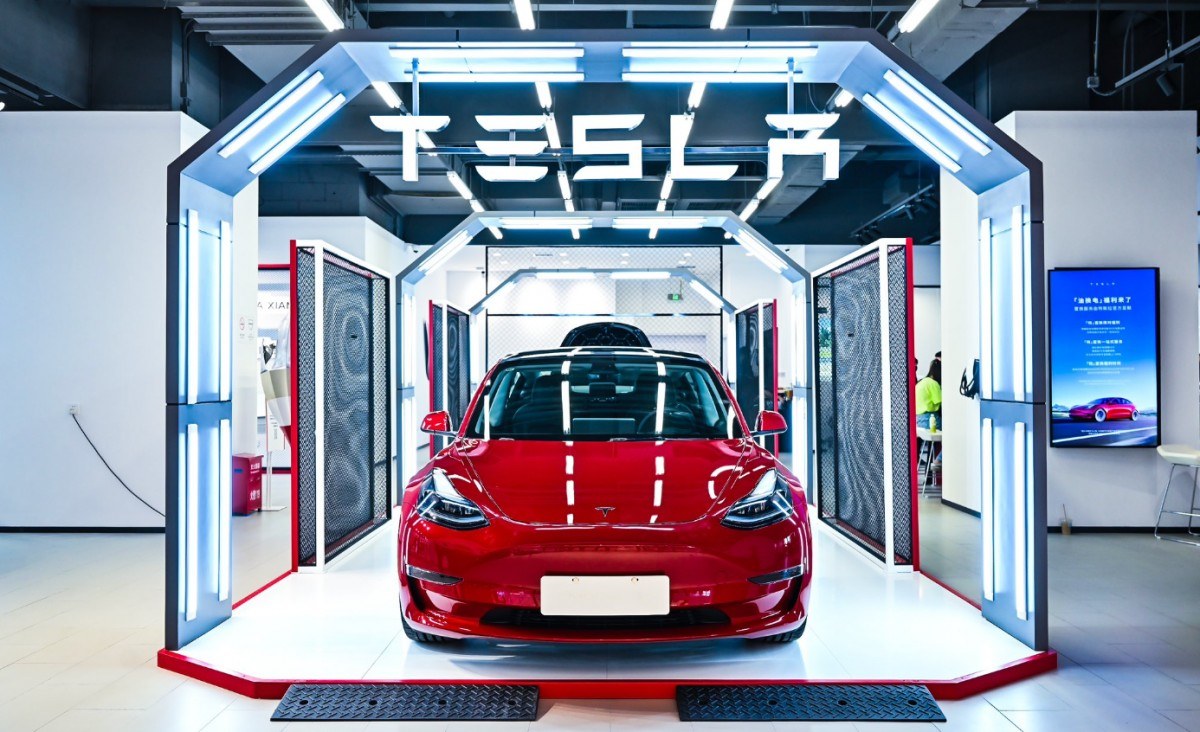 „Tesla“ imasi rimtų permainų: uždaroma dar 2013 metais atidaryta parduotuvė, sužinokite kas čia vyksta