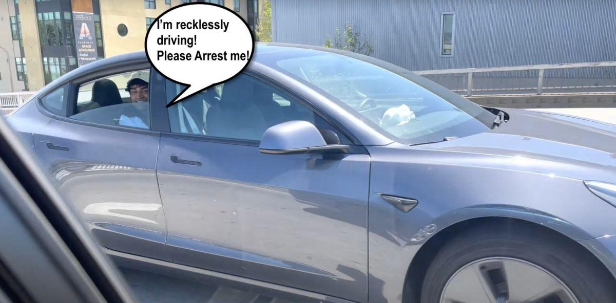 Prašosi būti suimamas: „Tesla” vairuotojas keliauja ant galinės sėdynės