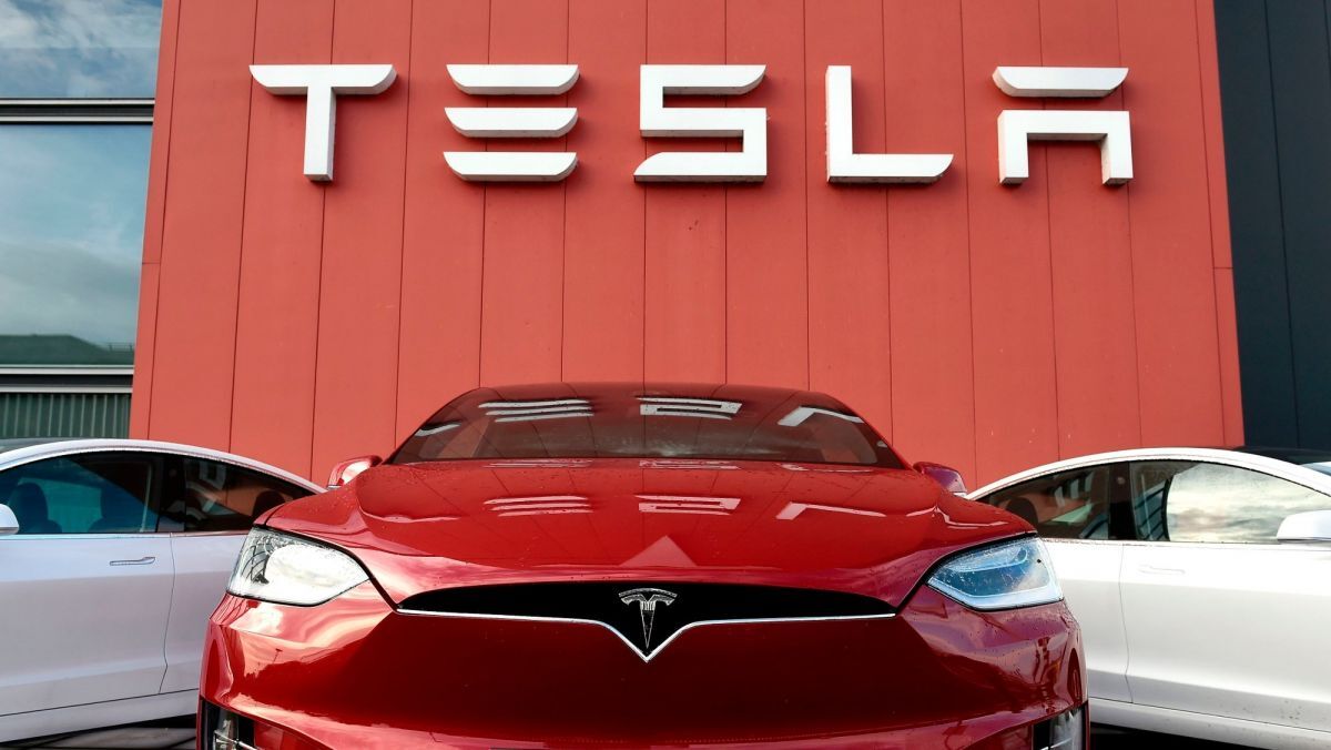 „Tesla“ elektromobiliai ir vėl brangsta: E.Muskas paaiškino kodėl tai vyksta