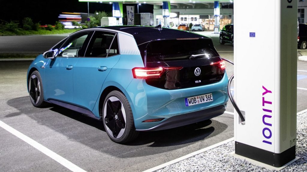 „Volkswagen“ investuoja į elektromobilių baterijas: išsikelti ambicingi tiksliai ir skiriami maksimalūs resursai