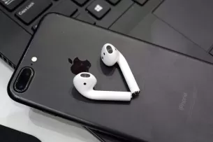 „Apple“ ketina pristatyti „AirPods Pro 2“ belaidžius ausinukus: šiemet pasirodantis modelis gali pasiūlyti vos vieną atnaujinimą