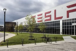 „Tesla“ priartėjo prie grandiozinių planų įgyvendinimo: Vokietijos gamykloje fiksuojamas rekordinis rezultatas, artėjama prie galimybių ribos