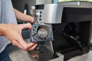 Tai turėtų žinoti kiekvienas kavos aparato turėtojas: ką daryti, kad jūsų turimas įrenginys tarnautų kuo ilgiau?