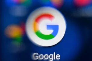 „Google“ vadovai jau paspaudė panikos mygtuką: naujausios technologijos kėsinasi nugramzdinti mūsų naudojamą paieškos sistemą į užmarštį