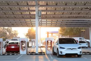 Vienoje JAV valstijų – istorinis sprendimas: elektromobilių įkrovimo stotelėms nustatytas naujas reikalavimas, „Tesla“ vadovams tai patiks