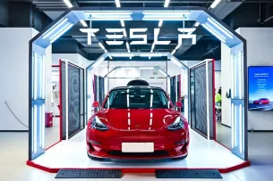 JAV elektromobilių rinkoje – visiškas „Tesla“ dominavimas: naujausia statistika atskleidžia neįtikėtiną bendrovės populiarumą