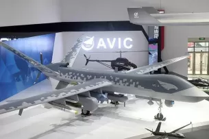 Kinijoje pristatytas neįtikėtinas karinis dronas: tokios skraidyklės norėtų net amerikiečiai, o jos savybės privers išsižioti daugelį