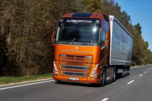 Bandymų keliuose metu „Volvo Trucks“ degalų sąnaudas sumažino kone penktadaliu