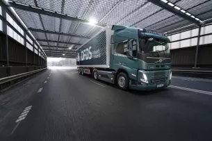 Logistikos milžinė apsirūpina elektromobiliais: dar 20 elektrinių sunkvežimių iškeliavo į Švediją