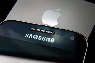 „Samsung“ paskelbė apie netikėtą bendradarbiavimą su „Apple“: netrukus debiutuos kosminėmis savybėmis išsiskiriantis flagmanas, kuris bus parduodamas už centus