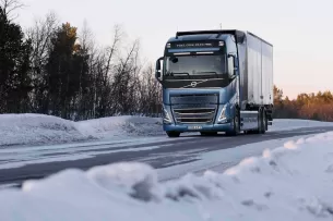 Premjera: vandeniliu varomų „Volvo Trucks“ bandymai keliuose