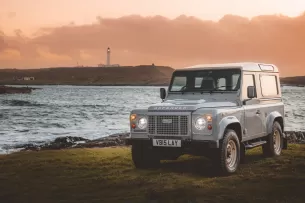 Pristatytas riboto leidimo klasikinis „Land Rover Defender Works V8 Islay Edition“