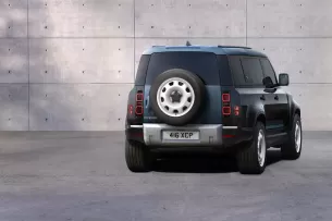 „Land Rover“ pristatė naująsias „Defender“ versijas: pademonstruoti du modeliai, aprūpinti įspūdingomis savybėmis