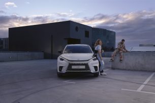 „Lexus“ pradeda naujojo LBX prekybą: jau dabar galima užsisakyti naują kompaktišką visureigį, tačiau pirkėjus jis pasieks tik kitąmet