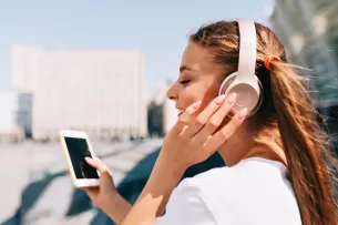 Ar muzikos per ausines klausotės saugiu garsu? Kelios klaidos gali lemti suprastėjusią klausą