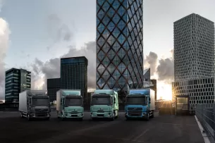 „Volvo“ pristatė atnaujintus elektrinius sunkvežimius miestų darbams