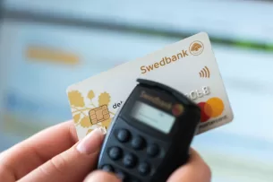 „Swedbank“ dalinasi itin svarbiu perspėjimu: daugelis banko klientų netrukus gali patirti tam tikrų nepatogumų, paaiškinta, kas čia vyksta