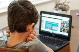 Šiuolaikinių tėvų realybė – vaikus internete viliojantys nusikaltėliai: kaip jų išvengti?