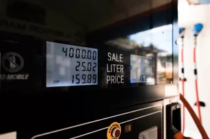 Lietuvoje ir toliau mažėja degalų kainos: užfiksuotas ir mažėjantis skirtumas tarp benzino ir dyzelino kainų