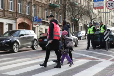 „Moterų ralio“ dalyvės kartu su policijos pareigūnais mokė pėsčiuosius teisingai eiti per perėją