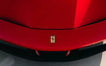 Elektromobilio pristatymui ruošiasi ir „Ferrari“: oficialus debiutas jau netrukus, vadovas patikino, kad naujasis modelis bus triukšmingas