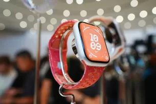 „Apple“ vadovai gali lengviau atsikvėpti: draudimas prekiauti naujausiais laikrodžiais – laikinai sustabdytas, tačiau tai dar ne pabaiga