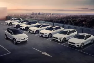 „Volvo“ fiksuoja stulbinančius rezultatus: balandį išaugo elektromobilių pardavimai, kai kurių skaičių nesitikėjo niekas