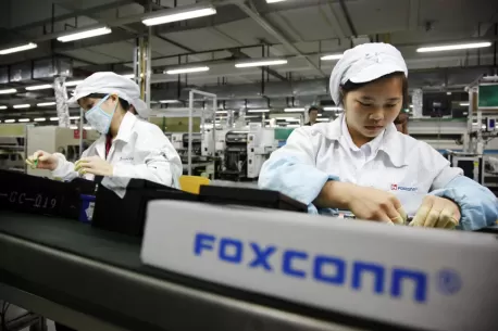 Jau ruošiamasi naujųjų „iPhone“ gamybai: „Foxconn“ darbuotojai sulaukė viliojančių pažadų, tikimasi išvengti praeities klaidų