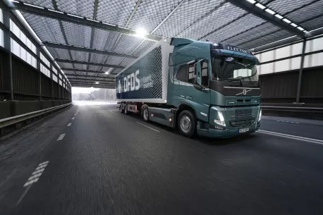 Logistikos milžinė apsirūpina elektromobiliais: dar 20 elektrinių sunkvežimių iškeliavo į Švediją
