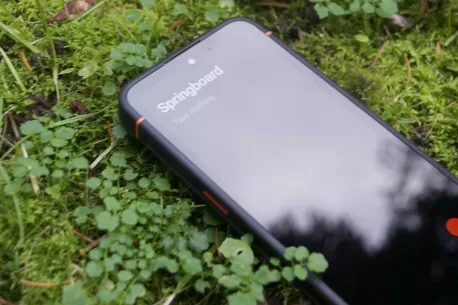 Vokietijos bendrovė pristatė išskirtinį telefoną: pirkėjai galės ne tik pasikeisti bateriją, bet ir visiškai atsisakyti „Android“