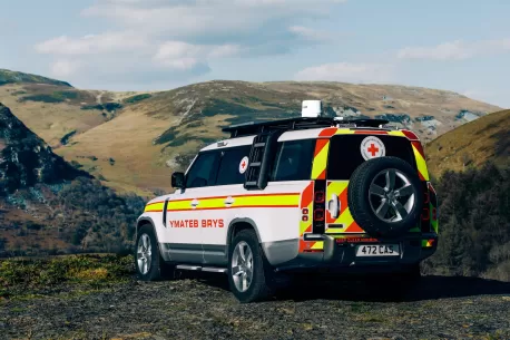 Beveik 70 metų partnerystės: specialus „Land Rover Defender 130“ pradės tarnybą Didžiosios Britanijos Raudonajame Kryžiuje