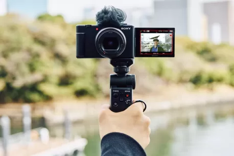 „Sony“ pristatė naująją vlog kamerą „ZV-1 II“: nustebins ne tik itin patrauklia kaina, bet ir itin plataus kampo priartinančiu objektyvu