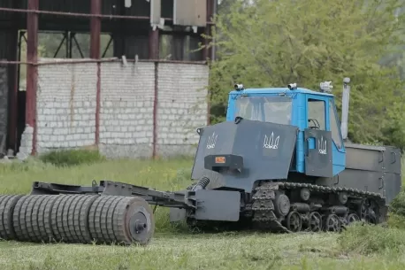 Ukrainiečių išradingumui nėra jokių ribų: sukurti specialūs traktoriai, kurie gelbsti gyvybes ir naikina rusų paliktus spąstus