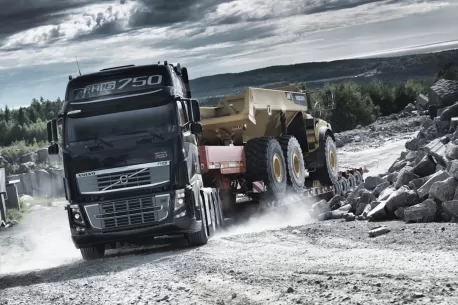 Populiariausias „Volvo“ sunkvežimis švenčia 30 metų naujovių sukaktį